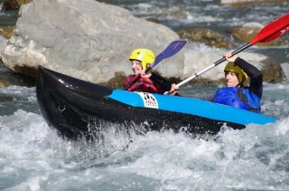  Canoa en balsa en los rápidos 